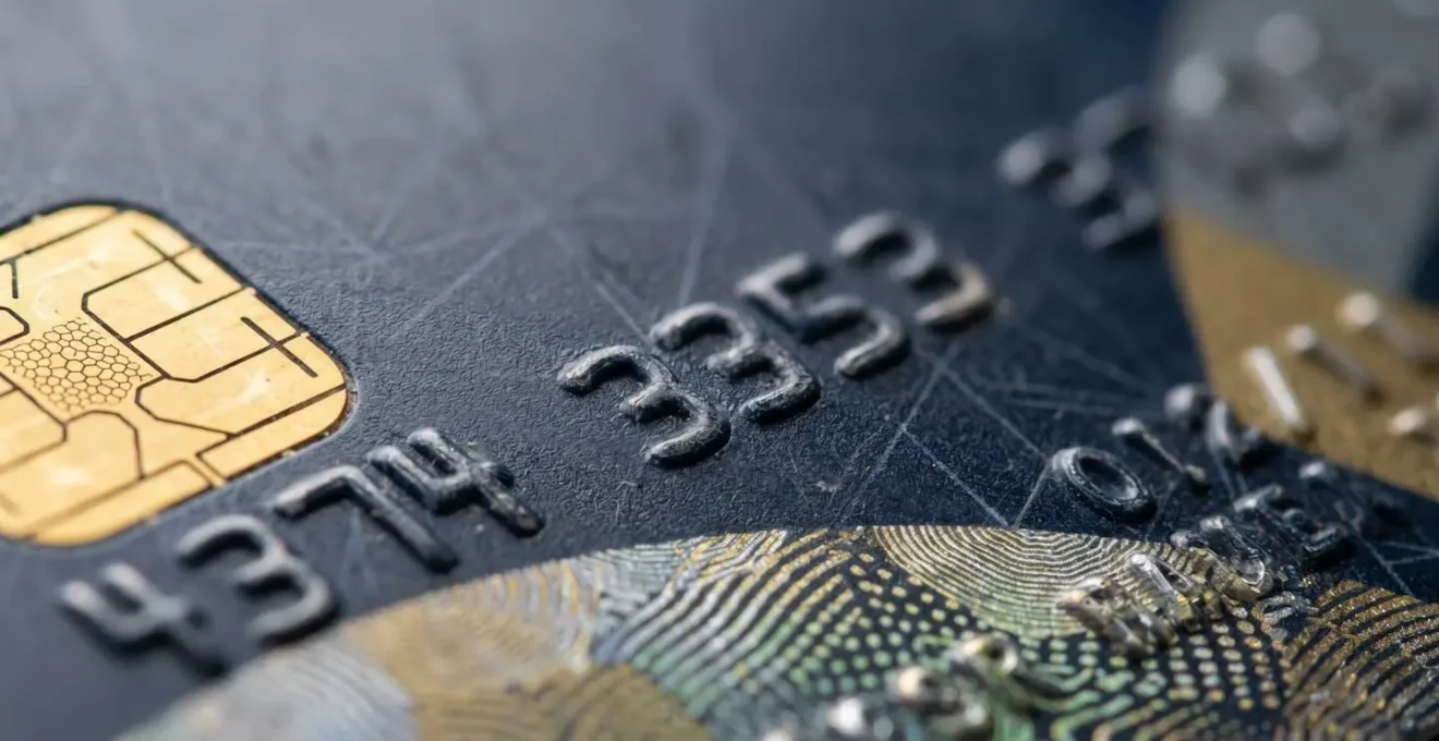 Gros plan sur une carte bancaire révélant les détails techniques qui distinguent débit et crédit