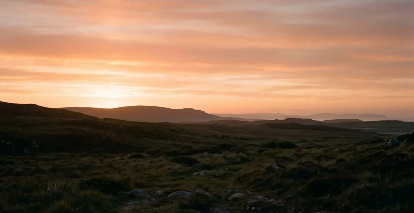 Paysage minimaliste au lever du soleil symbolisant le réveil naturel et le rythme circadien