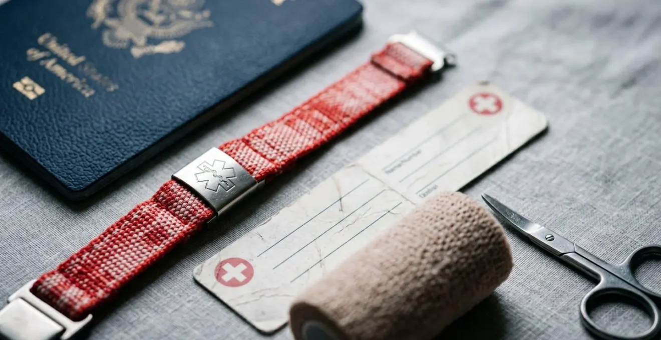 Vue macro détaillée d'équipement médical de voyage et accessoires de sécurité suggérant la préparation