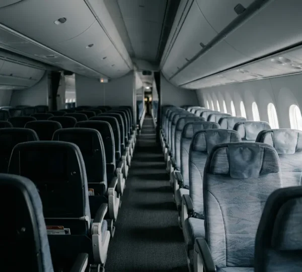Vue intérieure d'un avion long-courrier en classe économique avec sièges alignés et hublots